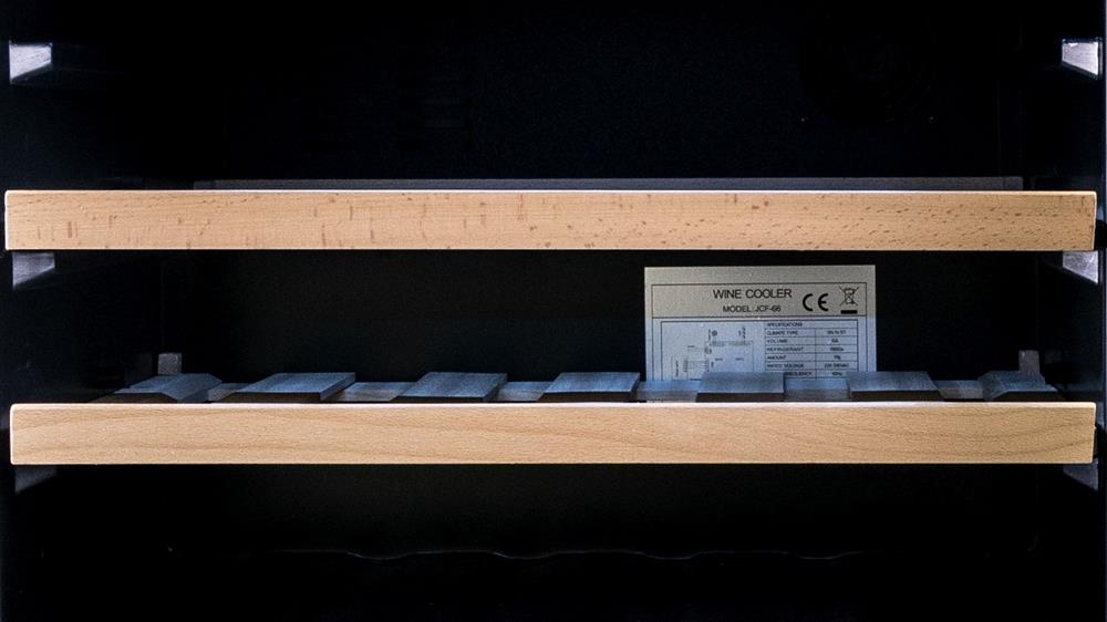 Vnitřní prostor vestavné vinotéky Kluge KCW2801B