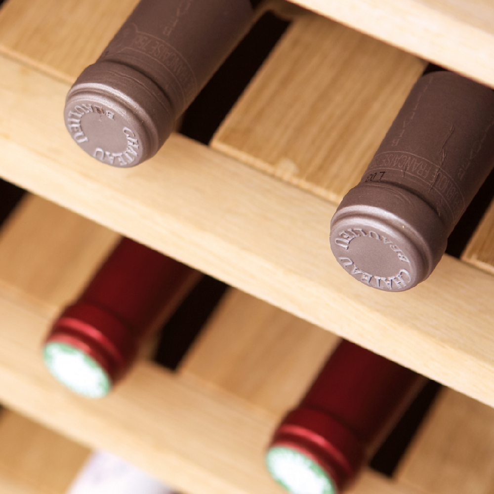 Vinotéka De Dietrich DUW46DFB s UV filtrem ve dveřích